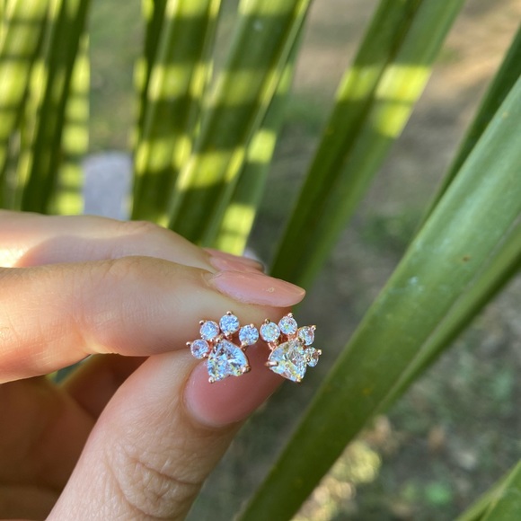 NEW Rose Gold Diamond 🐾 Paw Stud earrings - Picture 2 of 4
